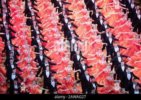 Dresda, Germania. 07th Feb, 2020. Il debutante accoppia la danza durante il 15th Semper Opera Ball. Il motto di quest'anno della Semperopernball è "Fiabesco come rushing - Dresden jubilates". Credito: Sebastian Kahnert/Dpa-Zentralbild/Dpa/Alamy Live News Foto Stock