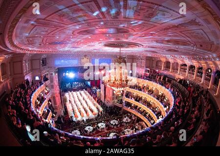 Dresda, Germania. 07th Feb, 2020. Il debutante accoppia la danza durante il 15th Semper Opera Ball. Il motto di quest'anno della palla è "Fiaba rushing - Dresden rejoices". Credito: Sebastian Kahnert/Dpa-Zentralbild/Dpa/Alamy Live News Foto Stock