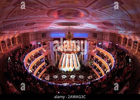 Dresda, Germania. 07th Feb, 2020. Il debutante accoppia la danza durante il 15th Semper Opera Ball. Il motto di quest'anno della palla è "Fiaba rushing - Dresden rejoices". Credito: Sebastian Kahnert/Dpa-Zentralbild/Dpa/Alamy Live News Foto Stock