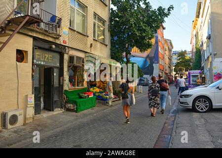 Istanbul, Turchia - Settembre 18th 2019. Un backstreet in una strada principalmente residenziale nel quartiere Moda di Kadikoy sul lato asiatico di Istanbul Foto Stock