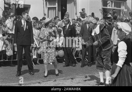 Celebrazione della Regina in goedereede e Oud-Beijerland alla presenza della Famiglia reale Sabato, Aprile 29th la Regina Beatrice corre lungo il pubblico Data: 29 Aprile 1989 Località: Goedereede, Old- Beijerland, South Holland Parole Chiave: Regina, celebrazioni Nome Persona: Beatrix, Regina dei Paesi Bassi Foto Stock