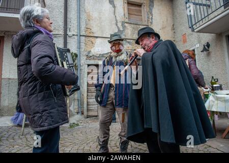 Dossena Bergamo Italia 2 febbraio 2020: Raccolta di maschere tra commedia e carnevale in un antico villaggio Foto Stock