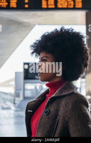 Ritratto di una donna d'affari alla stazione ferroviaria Foto Stock