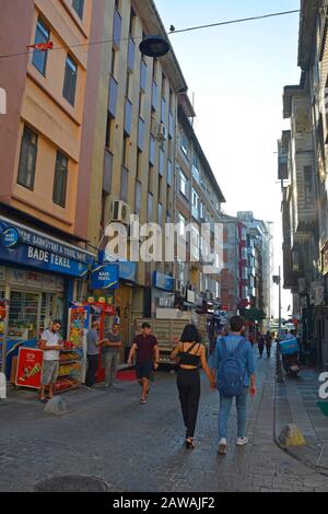 Istanbul, Turchia - Settembre 18th 2019. Un backstreet in una strada principalmente residenziale nel quartiere Moda di Kadikoy sul lato asiatico di Istanbul Foto Stock