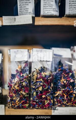 Borse di tisane di fiori selvatici in vendita in cottage negozio alpino Foto Stock