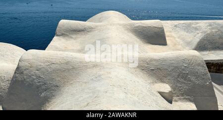 I tetti bianchi e luminosi contrastano con il blu profondo del Mar Mediterraneo a Lone, vicino ad Amalfi, Italia Foto Stock