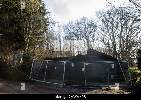 Harefield, Regno Unito. 7 Febbraio 2020. Heras scherma messo da ingegneri HS2 intorno garage da demolire non appena parte di lavori per il collegamento ferroviario ad alta velocità. Credit: Mark Kerrison/Alamy Live News Foto Stock