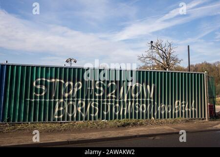 Harefield, Regno Unito. 7 Febbraio 2020. Graffiti che invita il primo ministro Boris Johnson a rottamare il collegamento ferroviario ad alta velocità HS2 scrawled sulla scherma lungo Harvil Road vicino al campo di protezione della fauna selvatica di Harvil Road. Credit: Mark Kerrison/Alamy Live News Foto Stock