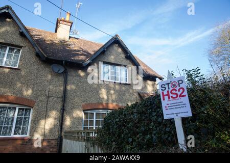 Harefield, Regno Unito. 7 Febbraio 2020. Una fermata HS2 segno fuori di una casa nella Valle di Colne. Credit: Mark Kerrison/Alamy Live News Foto Stock