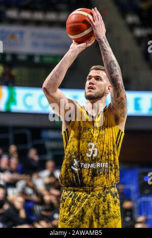 Tenerife, Spagna. 07th Feb, 2020. Fran Guerra (iberostar tenerife) al tiro durante Iberostar Tenerife vs Rio Grande Valley Vipers, FIBA Intercontinental Cup a Tenerife, Italia, 07 Febbraio 2020 Credit: Agenzia fotografica indipendente/Alamy Live News Foto Stock