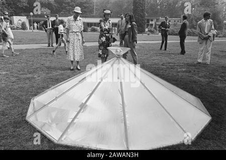 La Regina Beatrice Ha Aperto Int. Mostra fotografica Sonsbeek 1986 Arnhem; Saskia Bos Roling Pavilion al lavoro di R. Haan Data: 17 giugno 1986 luogo: Arnhem Parole Chiave: Immagini, scultura, mostre, mostre d'arte Nome Persona: Beatrix, Queen, Foresta, Saskia Foto Stock