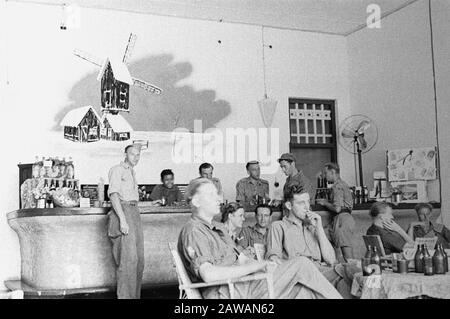 Mensa Hotel Welfare a Kramat (Batavia) Soldiers relax in the Cafeteria Data: Marzo 1947 Ubicazione: Batavia, Indonesia, Jakarta, Olandese-India Foto Stock