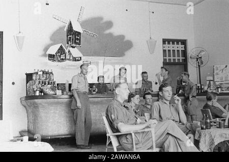 Mensa Hotel Welfare a Kramat (Batavia) Soldiers relax in the Cafeteria Data: Marzo 1947 Ubicazione: Batavia, Indonesia, Jakarta, Olandese-India Foto Stock
