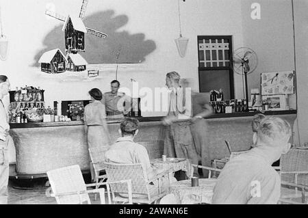Mensa Hotel Welfare a Kramat (Batavia) Soldiers relax in the Cafeteria Data: 01/01/1947 Ubicazione: Batavia, Indonesia, Jakarta , Indie Orientali Olandesi Foto Stock
