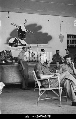 Mensa Hotel Welfare a Kramat (Batavia) Soldiers relax in the Cafeteria Data: 01/01/1947 Ubicazione: Batavia, Indonesia, Jakarta , Indie Orientali Olandesi Foto Stock