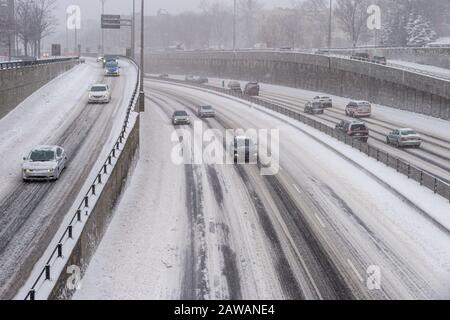 Montreal, Ca - 7 Febbraio 2020: Traffico Sulla Decarie Highway Durante Snow Storm Foto Stock