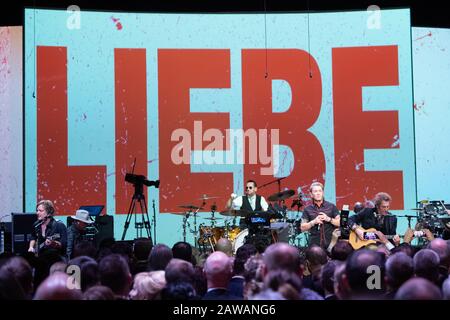 Dresda, Germania. 07th Feb, 2020. Peter Maffay, cantante, è in scena durante la Semperopernball 15th. Il motto di quest'anno della Semperopernball è "Fiabesco come rushing - Dresden jubilates". Credito: Sebastian Kahnert/Dpa-Zentralbild/Dpa/Alamy Live News Foto Stock