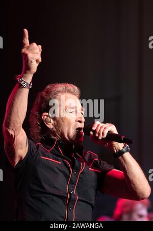 Dresda, Germania. 07th Feb, 2020. Peter Maffay, cantante, è in scena durante la Semperopernball 15th. Il motto di quest'anno della Semperopernball è "Fiabesco come rushing - Dresden rejoices". Credito: Sebastian Kahnert/Dpa-Zentralbild/Dpa/Alamy Live News Foto Stock