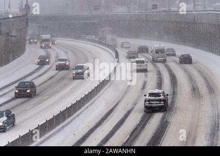 Montreal, Ca - 7 Febbraio 2020: Traffico Sulla Decarie Highway Durante Snow Storm Foto Stock