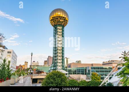 Knoxville, Tennessee - 9 ottobre 2019: Golden Sunsphere al World's Fair Park nel centro di Knoxville Foto Stock