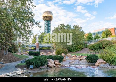 Knoxville, Tennessee - 9 ottobre 2019: Golden Sunsphere al World's Fair Park nel centro di Knoxville Foto Stock