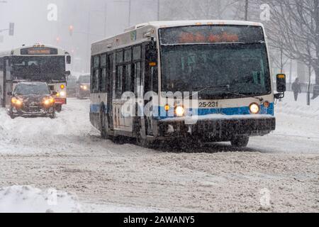 Montreal, CA - 7 febbraio 2020. STM Bus guida su Sherbrooke strada durante la tempesta di neve. Foto Stock