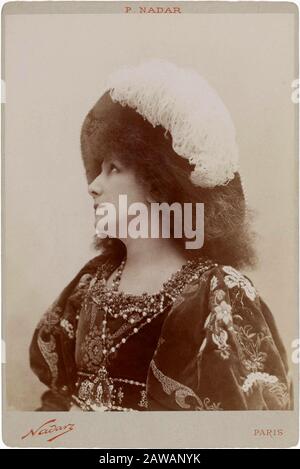 1894 , PARIGI , FRANCIA : la più celebre attrice teatrale francese SARAH BERNHARDT ( 1844 - 1923 ) a GISMONDA di VICTORIEN SARDOU , ritratto di NADAR Foto Stock