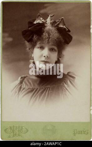 1882 , PARIGI , FRANCIA : la più celebre attrice teatrale francese SARAH BERNHARDT ( 1844 - 1923 ) con L'eccentrico cappello BAT , ritratto di OTTO, Par Foto Stock