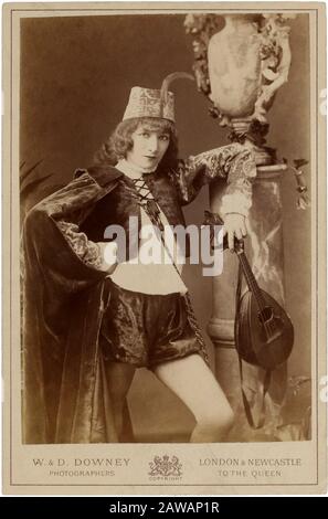 1880 ca , LONDRA , GRAN BRETAGNA : la più celebre attrice teatrale francese SARAH BERNHARDT ( 1844 - 1923 ) come Zanetto in LE PASSANT di François Co Foto Stock