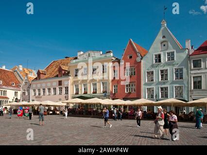 Raekoja Plats (Piazza Municipio) a Tallinn in Estonia Foto Stock