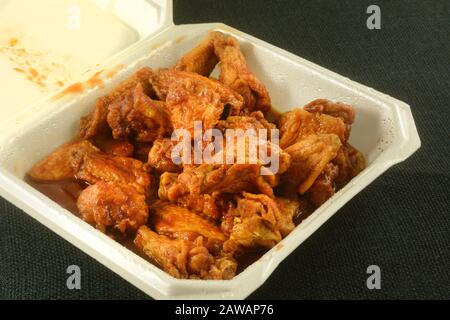 Ali di pollo barbecue caldo in contenitore di estrazione con acqua goccia di condensa sul contenitore Foto Stock