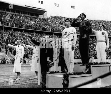 1936 , 11 agosto , BERLINO , GERMANIA : il corridore nero James Cleveland JESSE OWENS ( 1913 – 1980 ) è stato un atleta di atletica e di pista afroamericana. Foto Stock