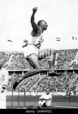 1936 , BERLINO , GERMANIA : il corridore nero James Cleveland JESSE OWENS (1913 – 1980) è stato un atleta di atletica e di pista afroamericana. Partecipò Foto Stock