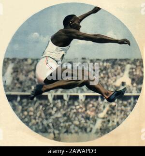 1936 , BERLINO , GERMANIA : il corridore nero James Cleveland JESSE OWENS (1913 – 1980) è stato un atleta di atletica e di pista afroamericana. Partecipò Foto Stock