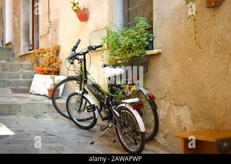 Due biciclette d'epoca sono chiuse nel centro storico di Monterosso al Mare, una pittoresca cittadina delle cinque Terre. Foto Stock