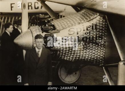 1927 , maggio , PARIGI , FRANCIA : l'eroe aviatore americano Charles Augustus LINDBERGH ( Detroit 1902 - Maui Isle , Hawai 1974 ) con LO SPIRITO DI SAINT Foto Stock