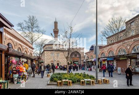 Bursa / Turchia - 29 gennaio 2020: Area del Grand bazar e 'Moschea di Ivazpasa' nel centro di Bursa Foto Stock