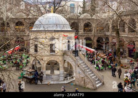 Bursa / Turchia - 29 gennaio 2020: 'Koza Han' Caravanserai in Bursa vecchia storia bazar turistico di seta e fontana. Vita quotidiana nel centro storico di Bursa Foto Stock