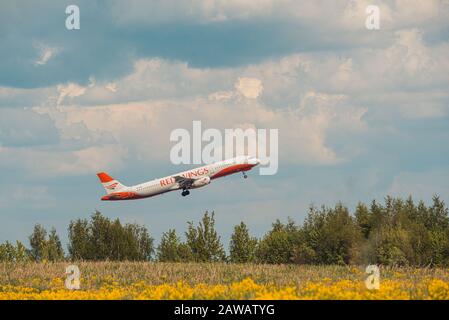 Domodedovo, Russia - 12 maggio 2019: Red Wings Airbus A321-231 numero laterale VP-BRB Airlines decollo all'aeroporto Domodedovo, Regione di Mosca Foto Stock