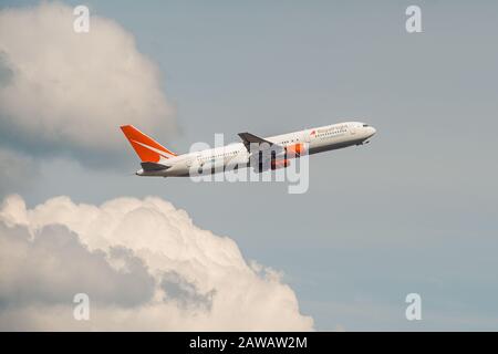 Domodedovo, Russia - 12 maggio 2019: Boeing 767-3Q8 Codice tipo: B763 Royal Flight Airlines decollo all'aeroporto Domodedovo, Regione di Mosca Foto Stock