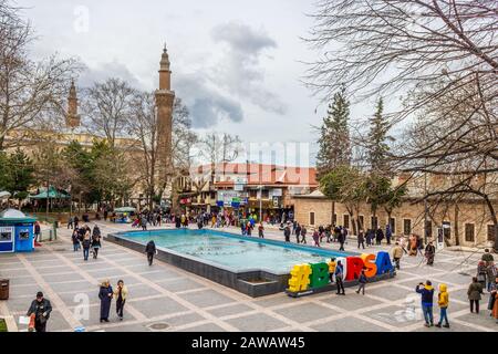 Bursa / Turchia - 29 gennaio 2020: Centro di Bursa, moschea di Ulu cami e vista del grande bazar. Vita quotidiana nei popoli di Bursa Foto Stock