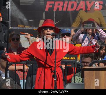 Los Angeles, California, Stati Uniti. 07th Feb, 2020. L'attrice Jane fonda si rivolge a centinaia di sostenitori e attivisti durante un evento di Falla Sparata del venerdì fuori dal Municipio di Los Angeles venerdì 7 febbraio 2020. Fonda, 81 anni, è stato arrestato cinque volte nell'ultimo anno per le sue proteste a Washington, DC, e ha detto che era la generazione più giovane che ha ispirato gli anziani a unirsi a loro nella lotta contro il cambiamento climatico. Gli attivisti hanno parlato dei problemi di salute che la gente sperimenta quando vive vicino all’estrazione del petrolio e del gas, in particolare nei quartieri a basso reddito. Gli studi hanno collegato le persone allo sviluppo Foto Stock