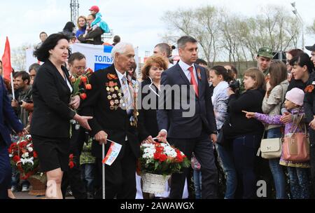 Togliatti, Federazione Russa. 9th maggio 2015. 70 anni fa la guerra con i nazisti era finita. Era la guerra più crudele della storia del mondo. Il 9 maggio è la vacanza più importante in Russia. Celebrano la vittoria sui nazisti. Il russo ha perso molte persone durante la seconda guerra mondiale, nonni, fratelli e sorelle. Ricordiamo sempre i loro eroi. Credito: Katrina Kochneva/Zuma Wire/Alamy Live News Foto Stock