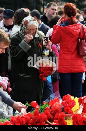 Togliatti, Federazione Russa. 9th maggio 2015. 70 anni fa la guerra con i nazisti era finita. Era la guerra più crudele della storia del mondo. Il 9 maggio è la vacanza più importante in Russia. Celebrano la vittoria sui nazisti. Il russo ha perso molte persone durante la seconda guerra mondiale, nonni, fratelli e sorelle. Ricordiamo sempre i loro eroi. Credito: Katrina Kochneva/Zuma Wire/Alamy Live News Foto Stock