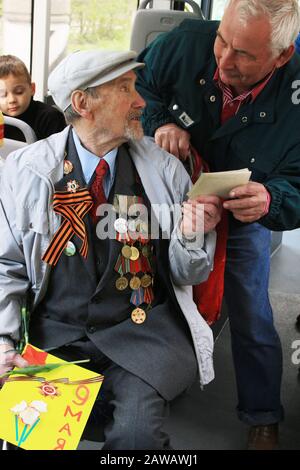 Togliatti, Federazione Russa. 9th maggio 2015. 70 anni fa la guerra con i nazisti era finita. Era la guerra più crudele della storia del mondo. Il 9 maggio è la vacanza più importante in Russia. Celebrano la vittoria sui nazisti. Il russo ha perso molte persone durante la seconda guerra mondiale, nonni, fratelli e sorelle. Ricordiamo sempre i loro eroi. Nella foto: Veterano della guerra nei trasporti pubblici. Credito: Katrina Kochneva/Zuma Wire/Alamy Live News Foto Stock