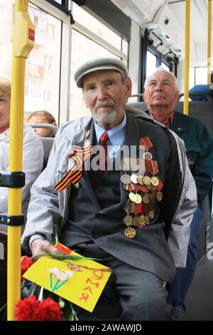 Togliatti, Federazione Russa. 9th maggio 2015. 70 anni fa la guerra con i nazisti era finita. Era la guerra più crudele della storia del mondo. Il 9 maggio è la vacanza più importante in Russia. Celebrano la vittoria sui nazisti. Il russo ha perso molte persone durante la seconda guerra mondiale, nonni, fratelli e sorelle. Ricordiamo sempre i loro eroi. Nella foto: Veterano della guerra nei trasporti pubblici. Credito: Katrina Kochneva/Zuma Wire/Alamy Live News Foto Stock