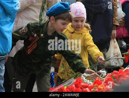 Togliatti, Federazione Russa. 9th maggio 2015. 70 anni fa la guerra con i nazisti era finita. Era la guerra più crudele della storia del mondo. Il 9 maggio è la vacanza più importante in Russia. Celebrano la vittoria sui nazisti. Il russo ha perso molte persone durante la seconda guerra mondiale, nonni, fratelli e sorelle. Ricordiamo sempre i loro eroi. Credito: Katrina Kochneva/Zuma Wire/Alamy Live News Foto Stock