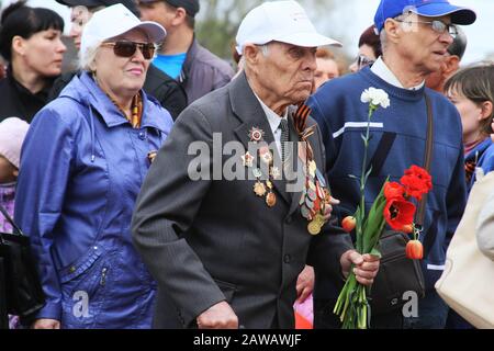 Togliatti, Federazione Russa. 9th maggio 2015. 70 anni fa la guerra con i nazisti era finita. Era la guerra più crudele della storia del mondo. Il 9 maggio è la vacanza più importante in Russia. Celebrano la vittoria sui nazisti. Il russo ha perso molte persone durante la seconda guerra mondiale, nonni, fratelli e sorelle. Ricordiamo sempre i loro eroi. Credito: Katrina Kochneva/Zuma Wire/Alamy Live News Foto Stock