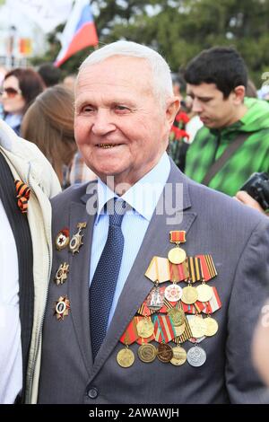 Togliatti, Federazione Russa. 9th maggio 2015. 70 anni fa la guerra con i nazisti era finita. Era la guerra più crudele della storia del mondo. Il 9 maggio è la vacanza più importante in Russia. Celebrano la vittoria sui nazisti. Il russo ha perso molte persone durante la seconda guerra mondiale, nonni, fratelli e sorelle. Ricordiamo sempre i loro eroi. Foto: Veterano della guerra con medaglie. Credito: Katrina Kochneva/Zuma Wire/Alamy Live News Foto Stock