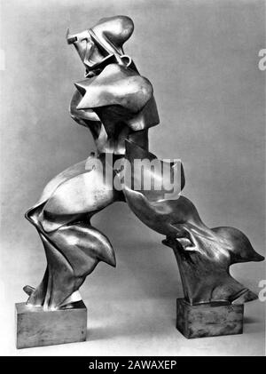 1913 , ITALIA : la statua in bronzo ' Unique Forms of Continuity in Spage ( continuità di forme nello spazio) ' del futurista italiano Avantgarde artista pai Foto Stock